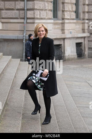 Berlino, Germania. Xxii marzo, 2018. 22 marzo 2018, il Ministro per l' agricoltura e cibo, Julia Klockner (CDU) arrving presso il Requiem per il cardinale Karl Lehmann nel San Hedwigs nella cattedrale di Berlino. Foto: Soeren Stache/dpa Credito: dpa picture alliance/Alamy Live News Foto Stock