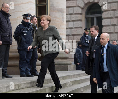 Berlino, Germania. Xxii marzo, 2018. 22 marzo 2018, il Cancelliere tedesco Angela Merkel (CDU) arrving presso il Requiem per il cardinale Karl Lehmann nel San Hedwigs nella cattedrale di Berlino. Foto: Soeren Stache/dpa Credito: dpa picture alliance/Alamy Live News Foto Stock