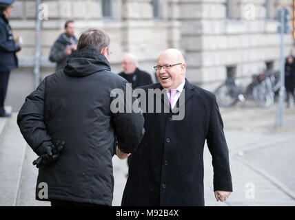 Berlino, Germania. Xxii marzo, 2018. 22 marzo 2018, il ministro delle Finanze e dell'energia, Peter Altmaier (CDU), arrving presso il Requiem per il cardinale Karl Lehmann nel San Hedwigs nella cattedrale di Berlino. Foto: Soeren Stache/dpa Credito: dpa picture alliance/Alamy Live News Foto Stock