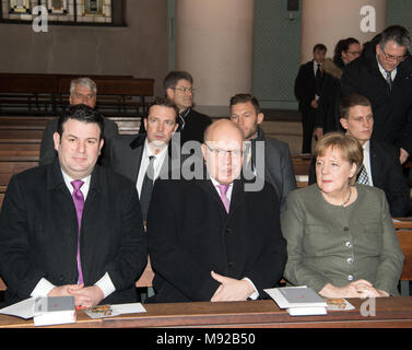 Berlino, Germania. Xxii marzo, 2018. 22 marzo 2018, il Cancelliere tedesco Angela Merkel (R, CDU) seduto accanto al ministro delle Finanze e Eenergy, Peter Altmaier (CDU) e Ministro per il lavoro e gli affari sociali, Hubertus Heil (L, SPD) presso il Requiem per il cardinale Karl Lehmann nel San Hedwigs nella cattedrale di Berlino. Foto: Soeren Stache/dpa Credito: dpa picture alliance/Alamy Live News Foto Stock