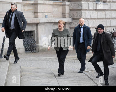 Berlino, Germania. Xxii marzo, 2018. 22 marzo 2018, il Cancelliere tedesco Angela Merkel (CDU) arrving presso il Requiem per il cardinale Karl Lehmann nel San Hedwigs nella cattedrale di Berlino. Foto: Soeren Stache/dpa Credito: dpa picture alliance/Alamy Live News Foto Stock