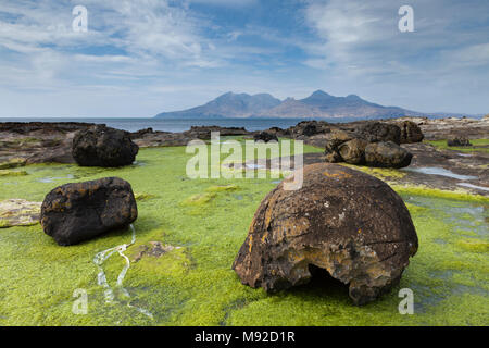 Concrezioni di arenaria presso la baia di Laig sull'Isola di Eigg, Ebridi Interne, Scozia. Le montagne in distanza sono sull'Isola di rum. Foto Stock