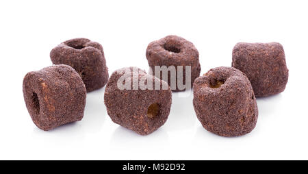 Croccante di corn snack di cioccolato su uno sfondo bianco Foto Stock