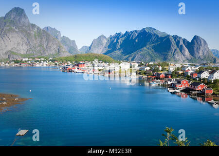 Panoramica città di Reine sulle isole Lofoten in Norvegia Foto Stock