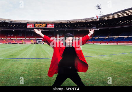 Jean Michel Jarre in giacca rossa, braccia tese a premere il tasto di chiamata per promuovere il suo concerto a Wembley Stadium, 27 agosto 1993, archiviazione di fotografia, Londra, Inghilterra Foto Stock