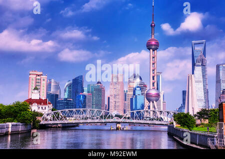 Il 15 luglio 2015. Shanghai, Cina. Il Waibaidu (giardino) ponte sopra il fiume Wusong (Suzhou Creek) con gli edifici moderni di Lujiazui nel backg Foto Stock