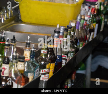 New York, circa 2017: vista del bar e il liquore di bottiglie di bevande nel ristorante per il barista per raggiungere facilmente e versare un cocktail per i clienti Foto Stock