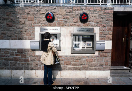 Natwest Bank ATM Automated Teller Machines, una emissione di valuta sterlina soltanto, altri Jersey valuta soltanto, St Helier, Jersey, Isole del Canale Foto Stock