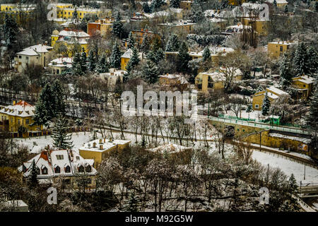 Snowy cityscape di Budapest in inverno, vista dall'alto. Panorama della città in inverno nevoso giorno, Budapest, Ungheria. Foto Stock