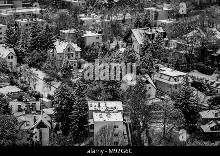 Snowy cityscape di Budapest in inverno e in bianco e nero. Panorama della città in inverno nevoso giorno, Budapest, Ungheria. Foto Stock