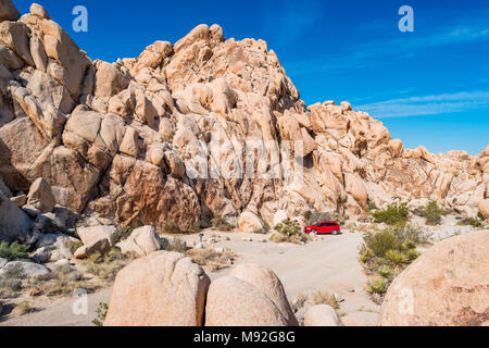 Dodge Journey SUV parcheggiato in un campeggio all'Indian Cove Campeggio a Joshua Tree National Park in California USA Foto Stock