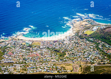 Vista aerea di Camps Bay a Cape Town, Sud Africa Foto Stock