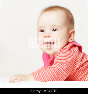 Little Baby girl indossando un abbigliamento rosso Foto Stock