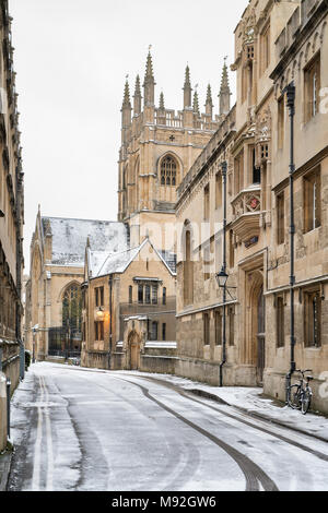 Merton Street nelle prime ore del mattino la neve. Oxford, Oxfordshire, Inghilterra Foto Stock