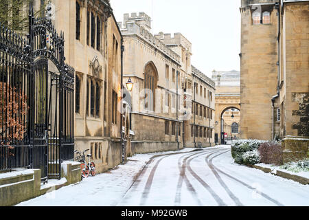 Merton Street nelle prime ore del mattino la neve. Oxford, Oxfordshire, Inghilterra Foto Stock