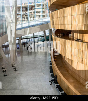 Oslo, Norvegia - 16 Marzo 2018: Foyer del Teatro dell'Opera di Oslo, progettato da Snohetta è la casa della nazionale norvegese Opera e Balletto, il 30 giugno 2010, situato a Oslo, Norvegia. Foto Stock