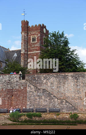 Vista dal fiume Exe della chiesa parrocchiale di Santa Margherita, Topsham, Devon, Regno Unito. Foto Stock