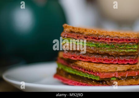 Pezzi di cialda la torta su un piatto in cafe Foto Stock