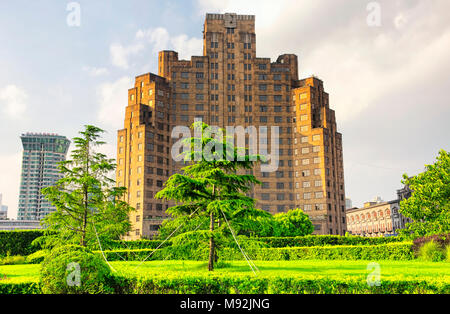 La storica broadway mansions sul lato puxi di Shanghai in Cina vicino al giardino bridge. Foto Stock