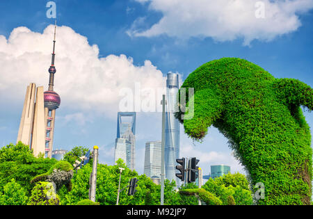 Un grande a forma di delfino bush vicino al waibaidu (giardino) ponte sul lato Puxi di Shanghai in Cina. Foto Stock