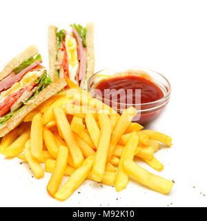 Club Sandwich con patatine e salsa rossa Foto Stock