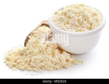 Grammo di farina nella ciotola e cucchiaio di legno su sfondo bianco Foto Stock
