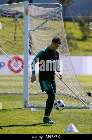 Il Portogallo in avanti Cristiano Ronaldo durante la sessione di formazione alla Cidade do Futebol training camp Oeiras, il 21 marzo 2018, prima partita amichevole. Foto Stock