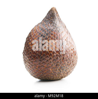 Salak frutto, Salacca zalacca, frutto di serpente isolato su uno sfondo bianco. Foto Stock