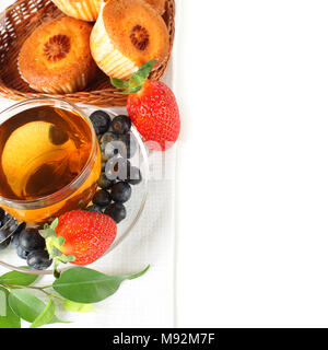 Una sana prima colazione - frutta, tè e muffin Foto Stock