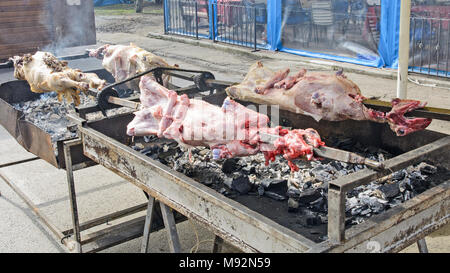 Arrosto di pecora in Serbia su uno spiedo nel modo tradizionale. Foto Stock