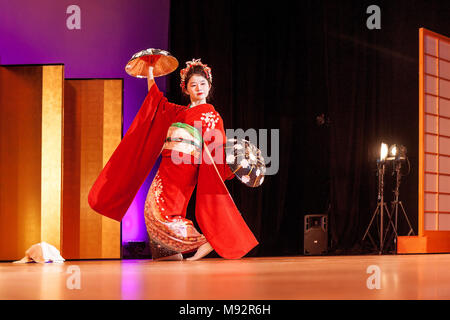 Praga - 19 novembre: giovane donna asiatica esegue la tradizionale danza giapponese Japanase durante la settimana del 19 novembre 2017 a Praga, Repubblica Ceca. Foto Stock