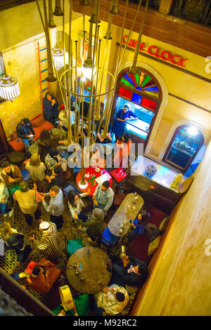 La gente ballare la musica dal vivo presso il Cafe orologio nel Fes, Marocco Foto Stock