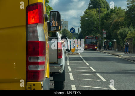 Auto e furgoni queueing in condizioni di traffico intenso su una trafficata strada di Londra Foto Stock