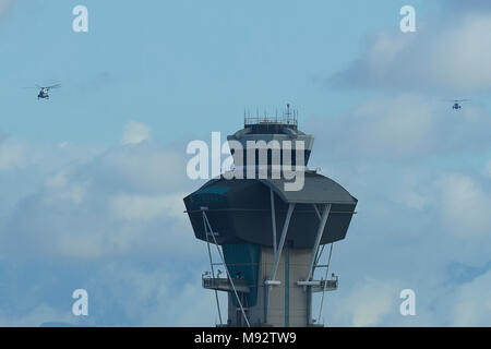 Elicottero presidenziale, Marine uno portando, presidente Donald Trump all'Aeroporto Internazionale di Los Angeles LAX, insieme con l'elicottero Decoy. Foto Stock