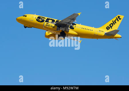 Spirito Airlines Airbus A319 aereo Jet nella luminosa livrea gialla, decollo dall'Aeroporto Internazionale di Los Angeles LAX, California, Stati Uniti d'America. Foto Stock