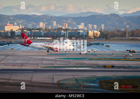 Virgin America Airlines, Airbus A319 rullaggio dopo l'atterraggio all'Aeroporto Internazionale di Los Angeles LAX, nelle prime ore del mattino. In California, Stati Uniti d'America. Foto Stock