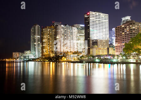 Skyline di edifici di appartamenti in quartiere Brickell di Miami di notte, Florida, Stati Uniti d'America Foto Stock