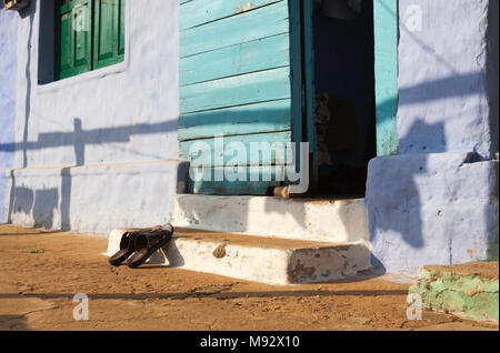 Scarpe al di fuori di un lavoratore di tè della casa di villaggio Periakanal, Munnar Kerala, India Foto Stock