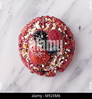 Berry shortcake ciambella con frutti di bosco freschi su marmo Foto Stock