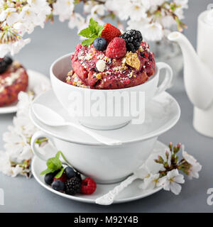 Berry shortcake ciambella con frutti di bosco freschi in una tazza bianca Foto Stock