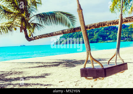 Vista su Swing sulla spiaggia tropicale di Koh Kodd isola in Tailandia Foto Stock