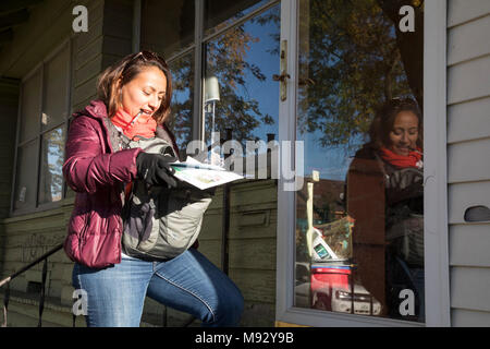 Detroit, Michigan - Raquel Castañeda-López campagne per la rielezione come un membro di Detroit città del consiglio. Scrive una nota in letteratura che s Foto Stock