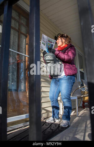 Detroit, Michigan - Raquel CastaÃ±eda-LÃ³pez campagne per la rielezione come un membro di Detroit città del consiglio. Foto Stock