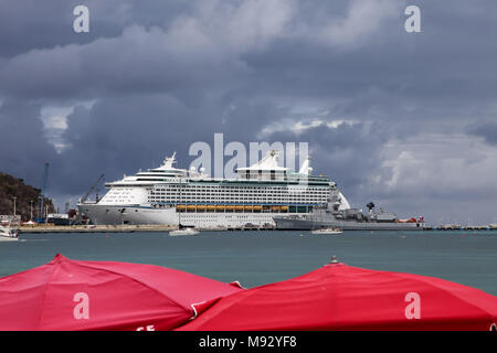 PHILIPSBURG, ST.MAARTEN - 2 agosto: Royal Caribbean ''Avventura dei mari'' attracco barche vicino a Baia Grande passerella. Foto Stock