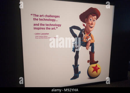 Sceriffo Woody su una vita-size poster con un commento su arte e tecnologia della Pixar e Disney John Lasseter. St Paul Minnesota MN USA Foto Stock