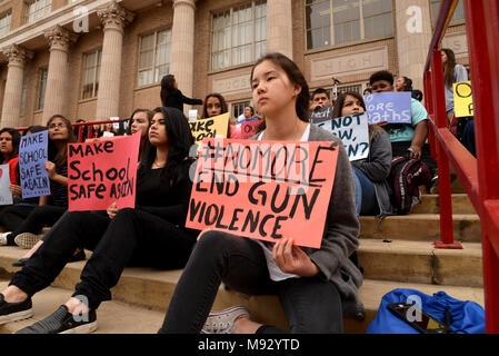 Centinaia di Tucson e di alta scuola gli studenti a piedi al di fuori della classe in Tucson, Arizona, USA, il 14 marzo 2018, in ricordo delle vittime del tiro al Mar Foto Stock