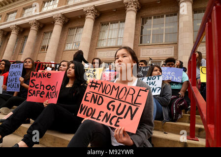 Centinaia di Tucson e di alta scuola gli studenti a piedi al di fuori della classe in Tucson, Arizona, USA, il 14 marzo 2018, in ricordo delle vittime del tiro al Mar Foto Stock