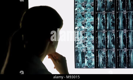 Ospedale intern controllo pazienti x-ray, lesioni del midollo spinale alla diagnosi e al trattamento Foto Stock