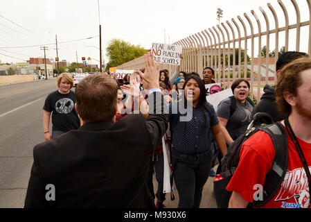 Centinaia di Tucson e di alta scuola gli studenti a piedi al di fuori della classe in Tucson, Arizona, USA, il 14 marzo 2018, in ricordo delle vittime del tiro al Mar Foto Stock