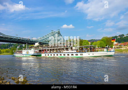 Lo storico battello a vapore PD LEIPZIG passa sotto la meraviglia blu Bridge nel distretto di Blasewitz, Dresda, Sassonia, Germania. Foto Stock